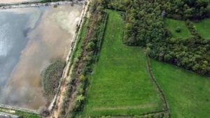 Erstklassige Ulcinj-Immobilie: grüne Wiese, Bäume, unbefestigter Weg, Blick auf das Wasser, einzigartiges Öko-Haus - exklusiv auf montenegro-listings.me von Ekosphere.