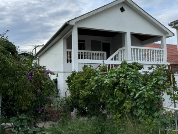 Modernes wei&szlig;es Haus mit Veranda, &uuml;ppigem Garten und Balkon - erstklassige Ulcinj-Immobilien. Investieren Sie mit montenegro-listings.me von ekosphere doo. 