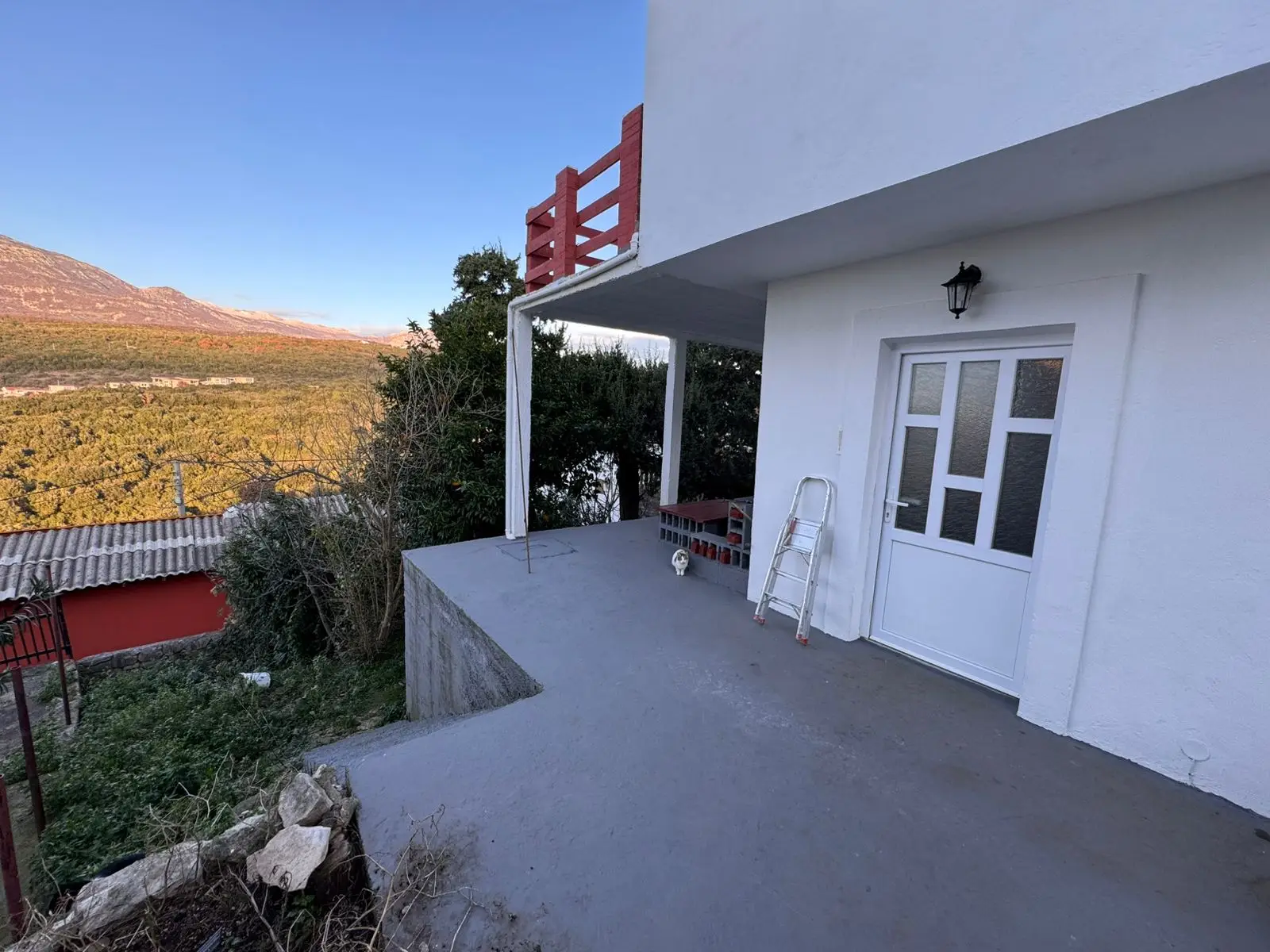 Charming white house with covered patio, scenic mountain views, ideal Ulcinj investment. Listed on montenegro-listings.me by ekosphere doo.