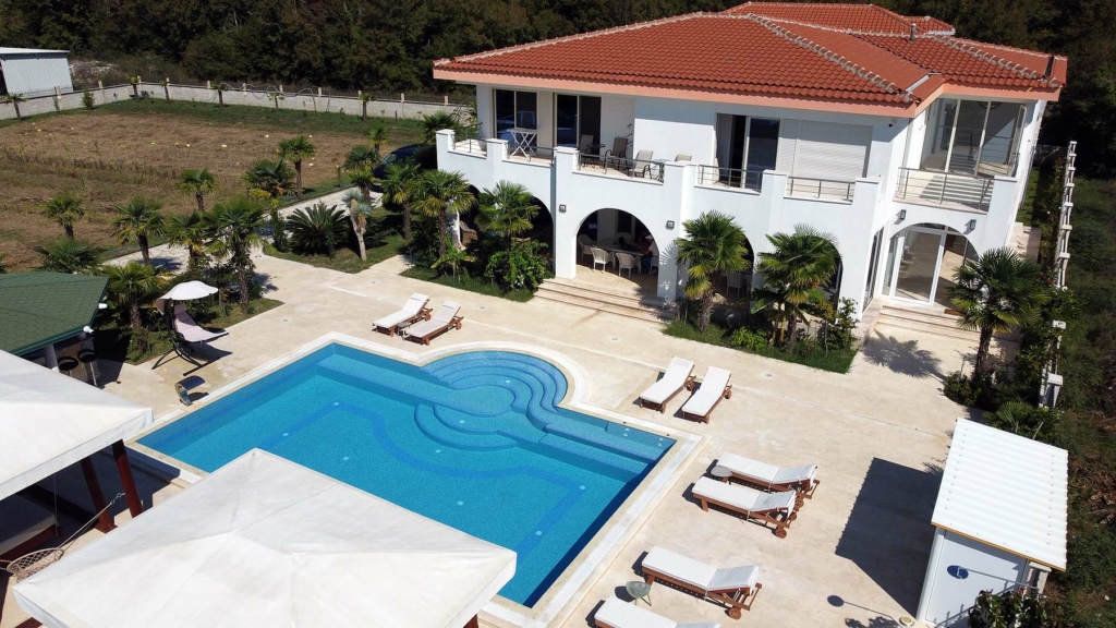 Luxurious modern villa in Ulcinj, Montenegro with pool, palm trees & cabanas&mdash;exclusive listing on montenegro-listings.me by ekosphere doo.