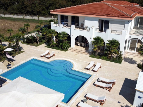Luxuri&ouml;se moderne Villa in Ulcinj, Montenegro mit Pool, Palmen und Cabanas - exklusives Angebot auf montenegro-listings.me von ekosphere doo.