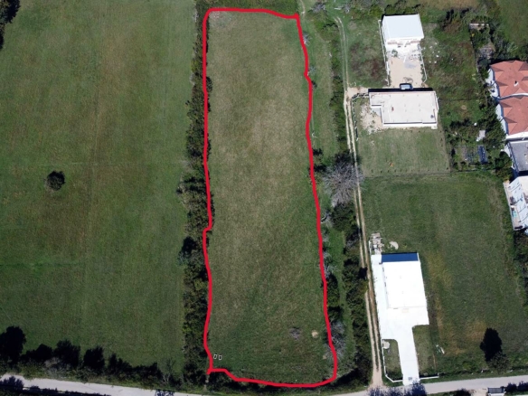 Erstklassiges rechteckiges Grundst&uuml;ck in Ulcinj, Montenegro - rot umrandet, in der N&auml;he von H&auml;usern und Stra&szlig;en. Ideale Investition &uuml;ber montenegro-listings.me von Ekosphere. 