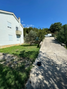 Charming Ulcinj home with private drive, lush garden, shutters & balcony—prime real estate by montenegro-listings.me, ekosphere doo.