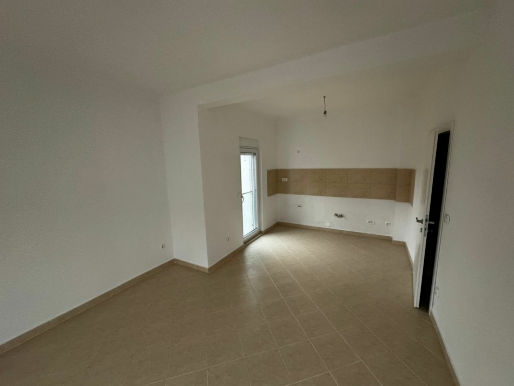Bright, modern space in Ulcinj with tiled floor, pristine walls, backsplash, and glass door—ideal property at montenegro-listings.me by ekosphere doo.