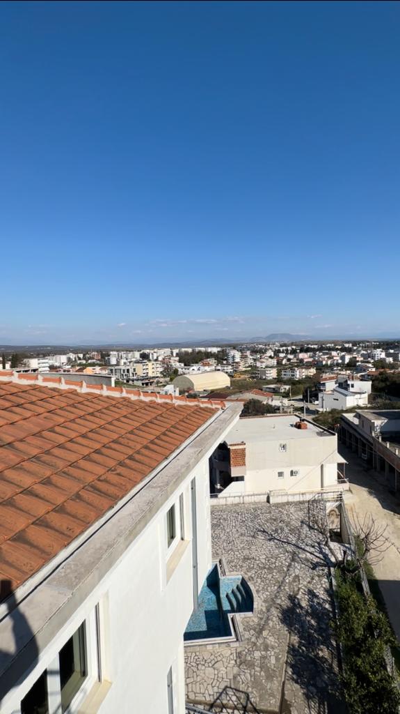 Atemberaubende Aussicht auf Ulcinj von der Dachterrasse: rote Ziegeld&auml;cher, wei&szlig;e H&auml;user, Pool & Stadtlandschaft-prime real estate by ekosphere doo auf montenegro-listings.me.