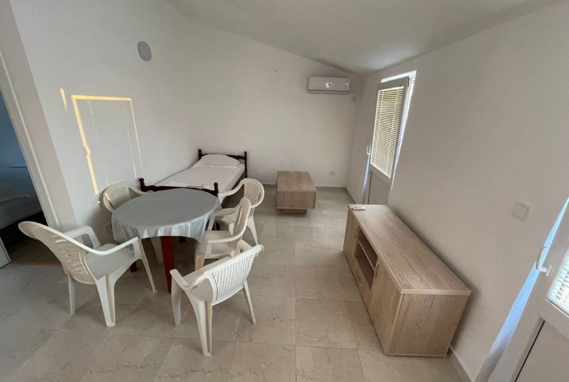 Bright, move-in-ready Ulcinj property: single bed, modern tiled floors, AC, ample seating&mdash;ideal investment via montenegro-listings.me by ekosphere doo.