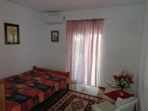 Invest in Ulcinj: Cozy bedroom with stylish bed, AC, chic décor, perfect for Montenegro real estate—montenegro-listings.me by ekosphere doo.