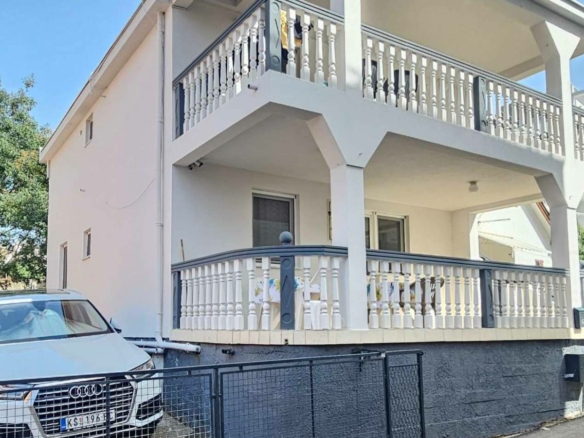 Elegantes wei&szlig;es zweist&ouml;ckiges Haus mit ger&auml;umigem Balkon, hochwertigem Zaun, &uuml;ppigem Gr&uuml;n und Einfahrt - eine erstklassige Immobilieninvestition in Ulcinj &uuml;ber montenegro-listings.me by ekosphere doo.