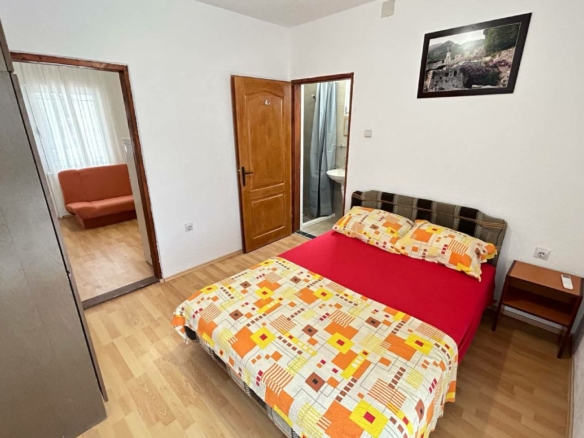 Modernes Schlafzimmer in Ulcinj mit Doppelbett, Kleiderschrank, eigenem Bad und Sofalandschaft - eine ideale Investition in Montenegro bei montenegro-listings.me von Ekosphere doo.