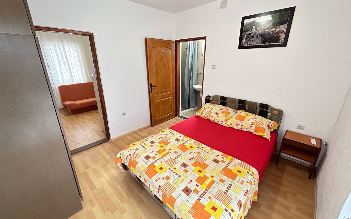 Modernes Schlafzimmer in Ulcinj mit Doppelbett, Kleiderschrank, eigenem Bad und Sofalandschaft - eine ideale Investition in Montenegro bei montenegro-listings.me von Ekosphere doo.