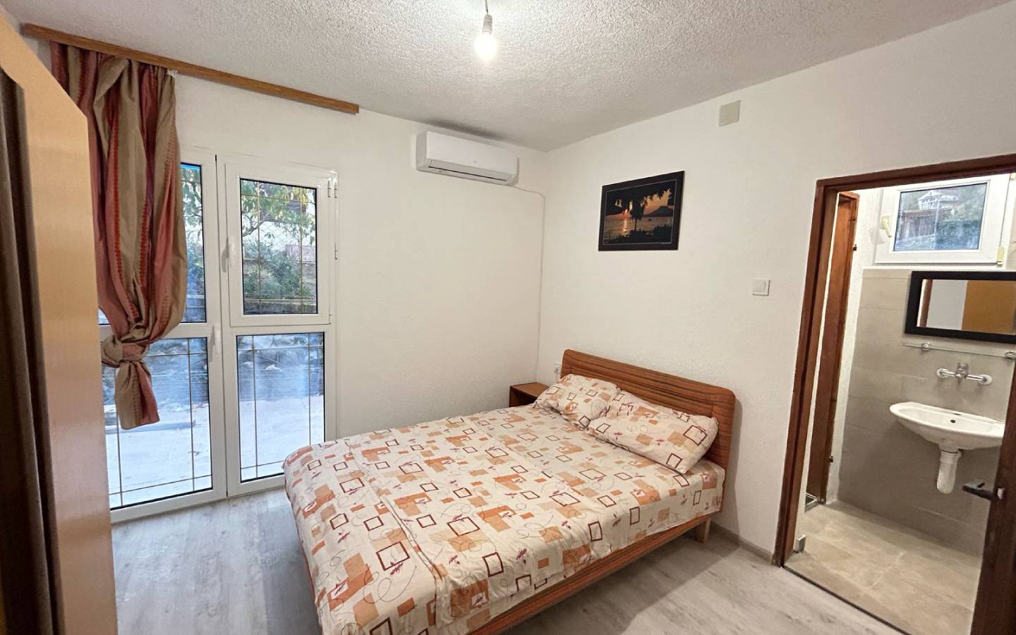 Charming Ulcinj bedroom with double bed, wardrobe, AC, en suite bath&mdash;ideal investment. Montenegro-listings.me by ekosphere doo.