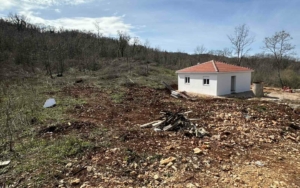 Charming white house with red roof and investment-ready plot in Ulcinj, Montenegro—exclusive on montenegro-listings.me by ekosphere doo.
