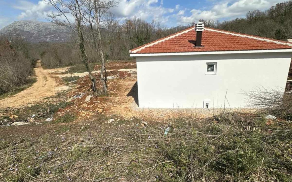 Charming white house with red-tiled roof, mountain views, and spacious land in Ulcinj—exclusive on montenegro-listings.me by ekosphere doo.