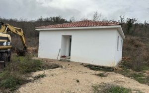 Charming white house with red-tiled roof on prime Ulcinj land, ideal for investment. Listed by montenegro-listings.me, an ekosphere doo project.