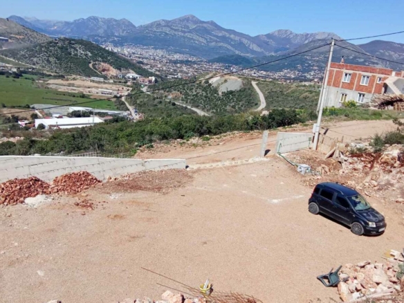 Erstklassige Investition in Ulcinj, Montenegro: halbfertiges Haus, Schotterparkplatz, Bergblick. Eingetragen von montenegro-listings.me (ekosphere doo). 