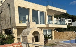 Eco-friendly modern villa in Ulcinj with glass facade, balcony, pool, lush garden—exclusive to Montenegro-listings.me by Ekosphere doo.