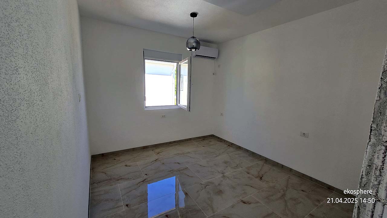 Bright, modern room in Ulcinj with tiled floors, AC, and large window&mdash;ideal property investment via montenegro-listings.me by ekosphere doo.