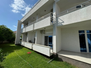 Contemporary 2-floor white property in Ulcinj with sleek balconies, lush lawn—ideal investment via montenegro-listings.me by ekosphere doo.