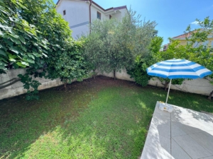 Charming Ulcinj home on montenegro-listings.me by Ekosphere doo: lush lawn, privacy hedges, patio & stylish home—ideal investment.