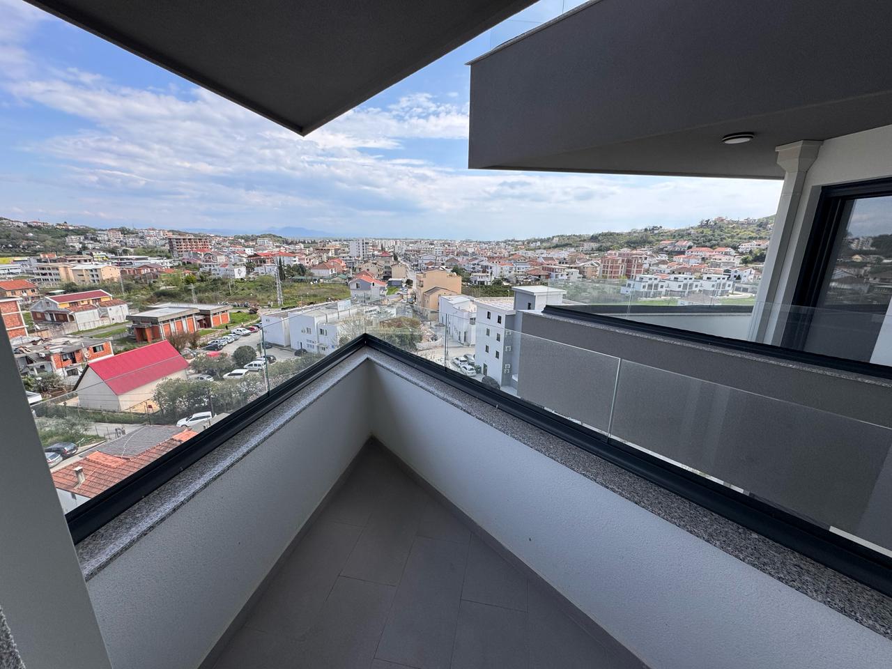 Moderner Balkon mit Glasgel&auml;nder, atemberaubender Blick auf Ulcinj-Immobilien - rote D&auml;cher, Gr&uuml;nfl&auml;chen. Investieren Sie in Montenegro bei montenegro-listings.me von ekosphere doo. 