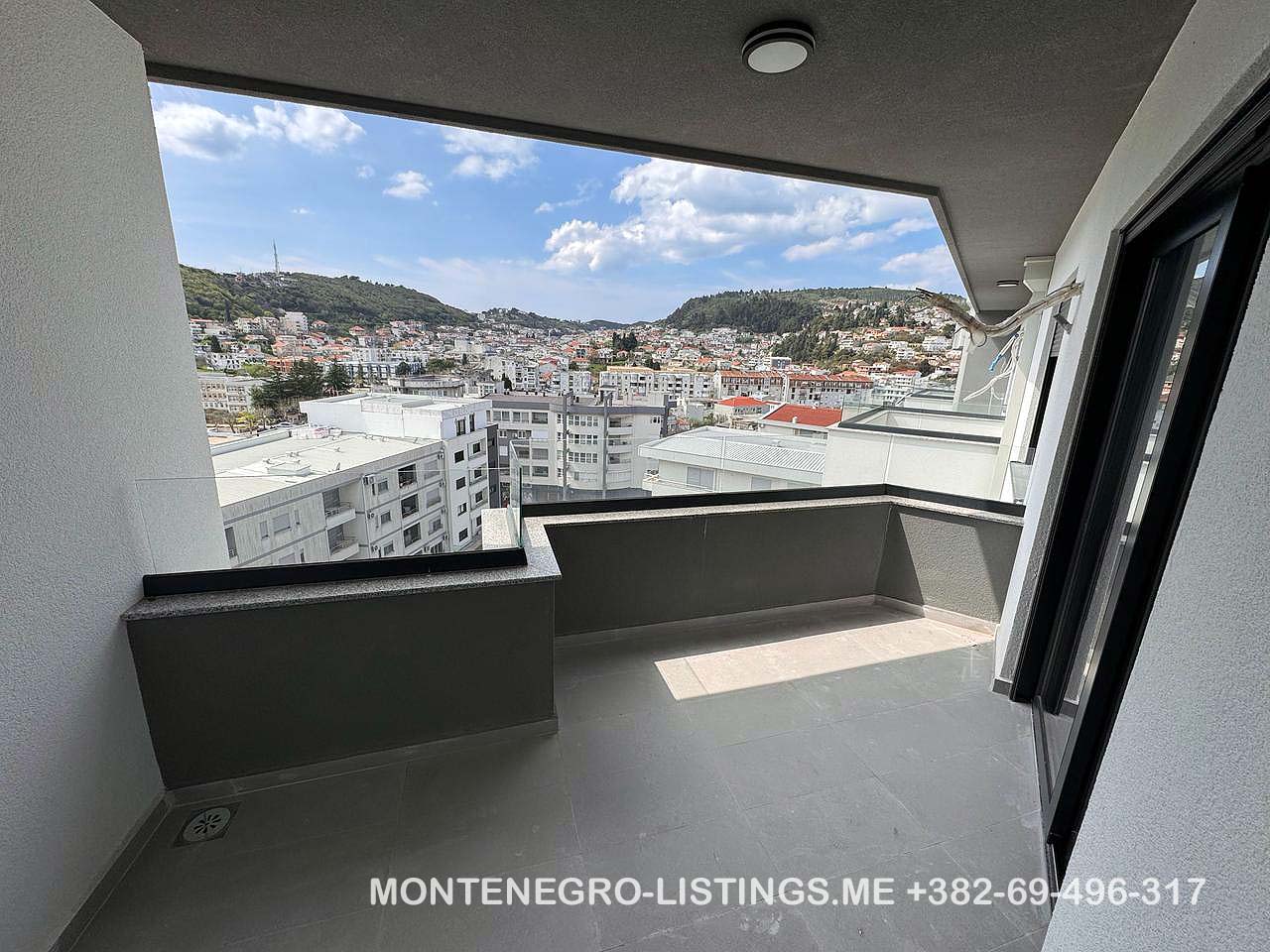 Moderner Balkon mit Blick auf die Stadt, die H&uuml;gel und das Gr&uuml;n in Ulcinj; erstklassige Immobilie &uuml;ber montenegro-listings.me von ekosphere doo.