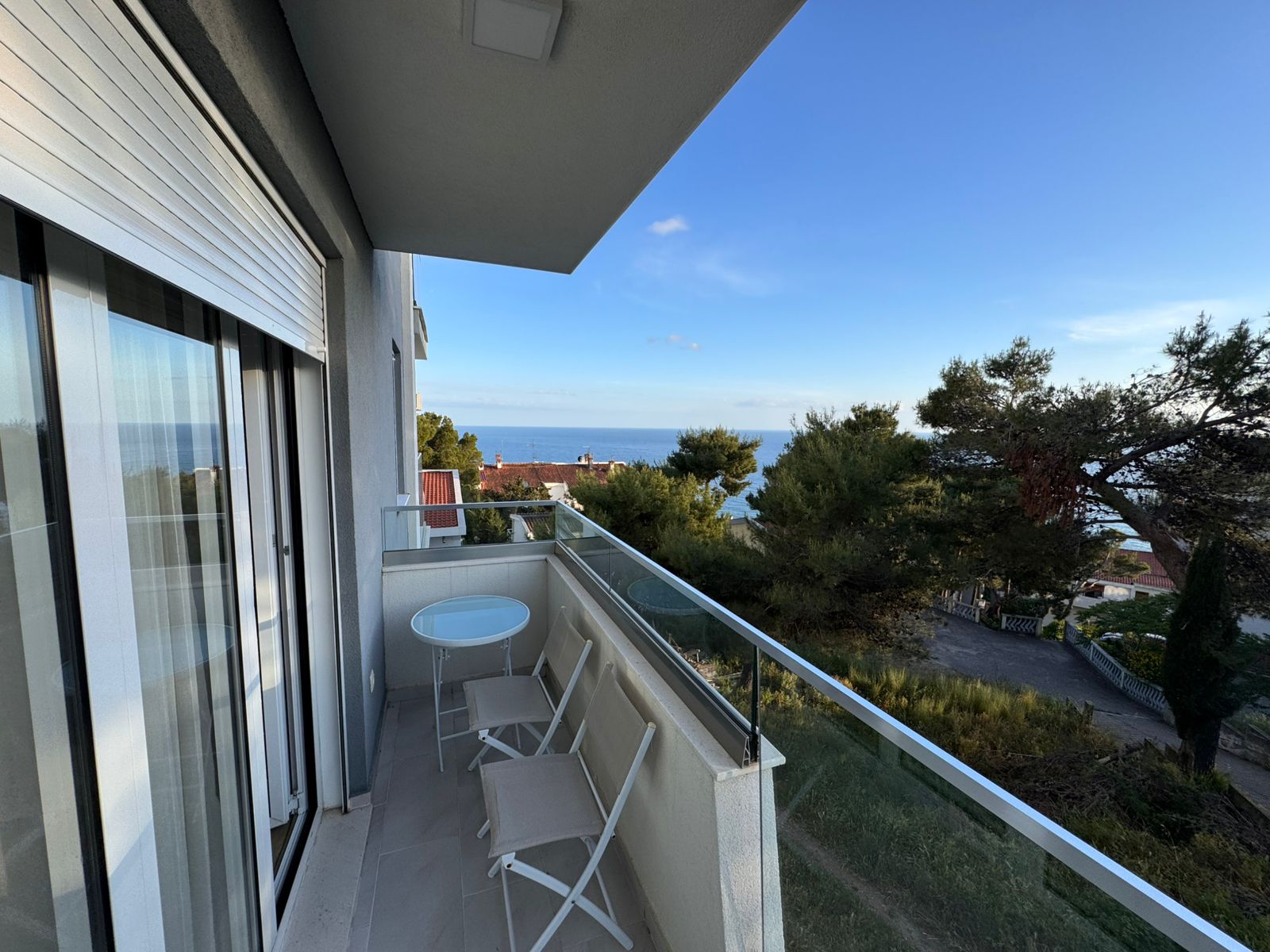 Modern Ulcinj property: glass-railed balcony, sea views, stylish outdoor seating&mdash;exclusive from montenegro-listings.me & ekosphere doo.