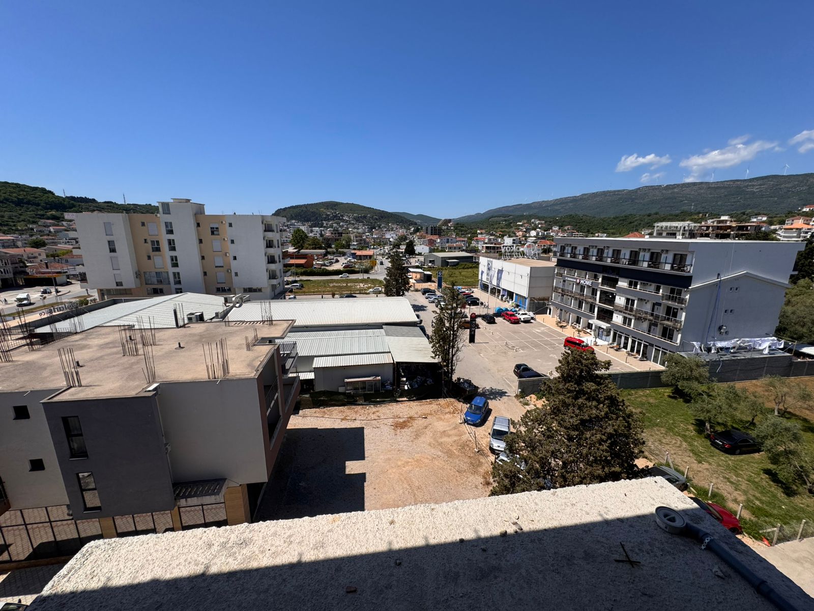 Dachterrassenblick in Ulcinj, Montenegro: erstklassige Immobilien, Baugrundst&uuml;cke, &uuml;ppiges Gr&uuml;n, H&uuml;gel - exklusiv bei montenegro-listings.me by ekosphere doo.