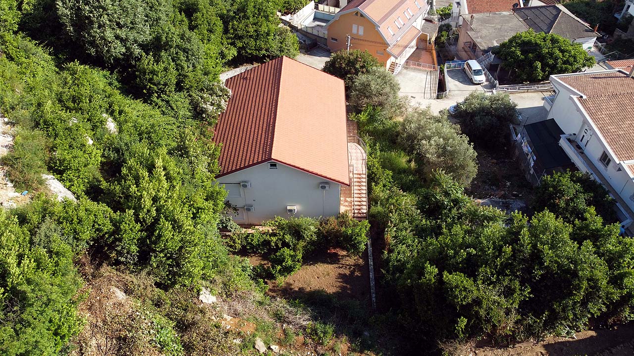 Premium single-story house with red-tiled roof amid lush greenery, prime Ulcinj real estate by montenegro-listings.me & ekosphere doo.