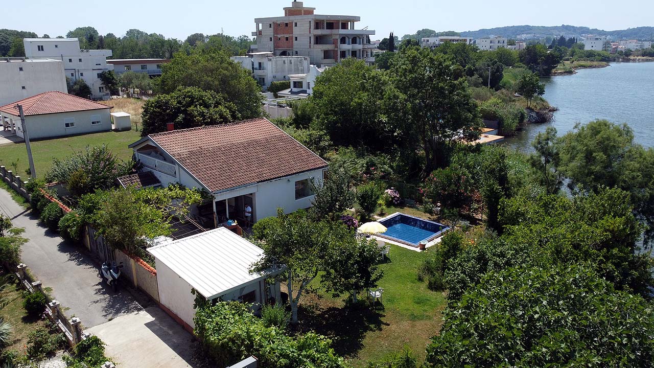 Stunning Ulcinj villa: red-tiled roof, lush garden, pool, prime location near sea. Exclusive listing by ekosphere doo on montenegro-listings.me.