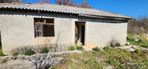 Investment opportunity: Single-story concrete house in Ulcinj, Montenegro, ideal for renovation. Listed on montenegro-listings.me.
