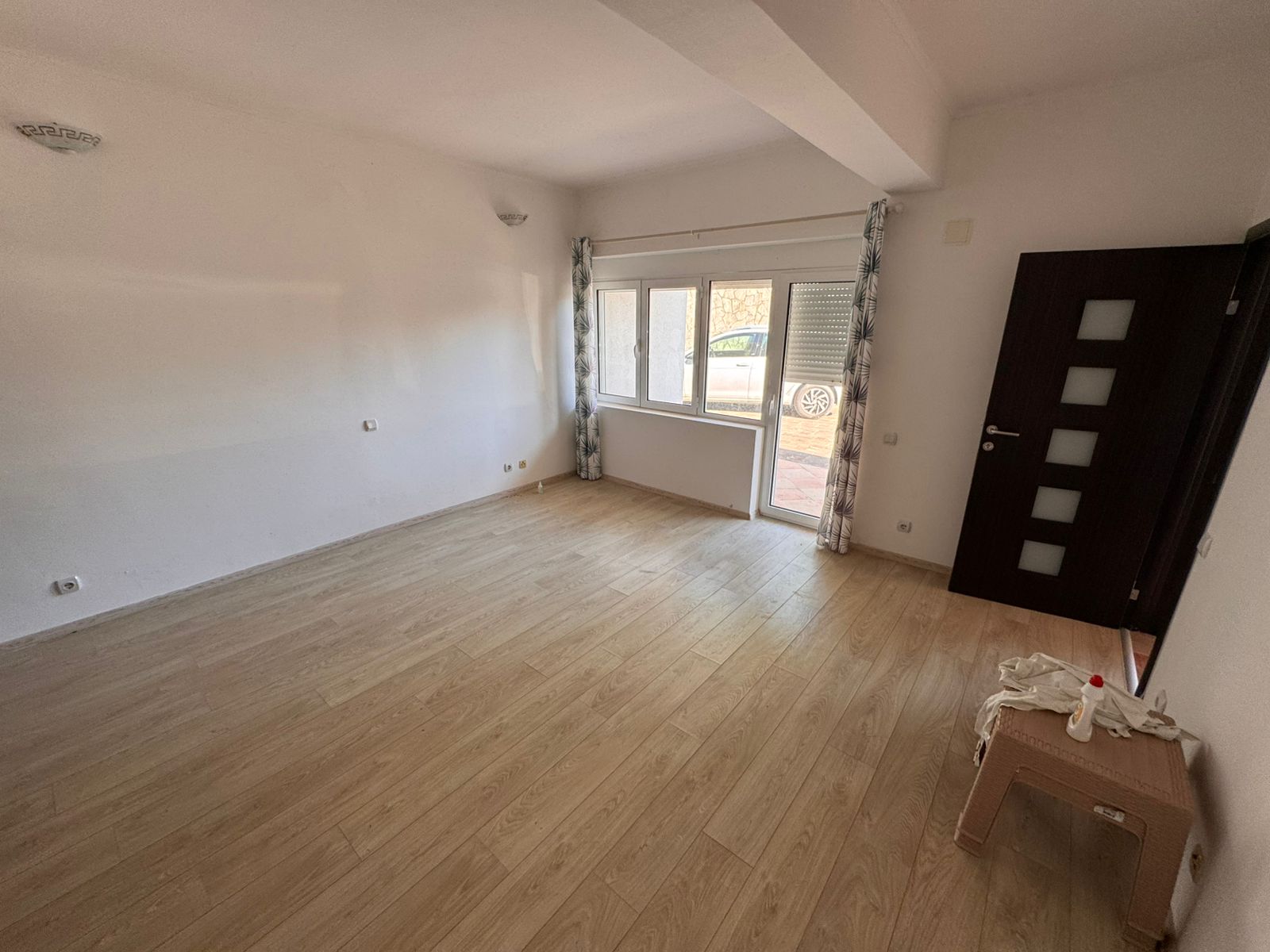 Spacious Ulcinj property with light wood floors, modern lighting, and window&mdash;ideal for buyers on montenegro-listings.me by ekosphere doo.