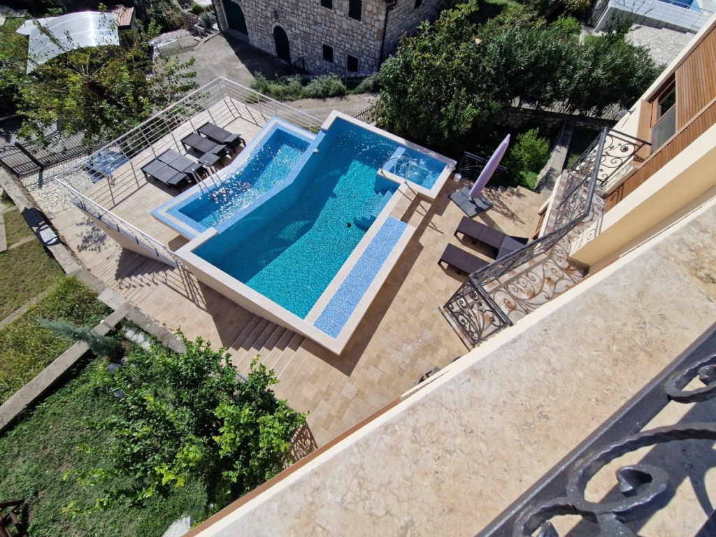 Luxuri&ouml;ser geometrischer Pool mit Whirlpool, Loungebereich und Steinvilla - hochwertige Ulcinj-Immobilien von ekosphere doo auf montenegro-listings.me.
