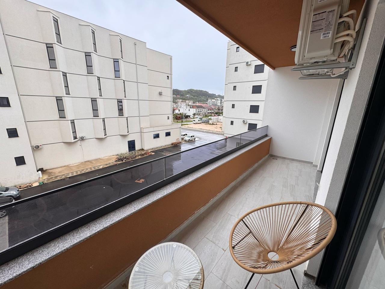 Stilvolle Ulcinj-Wohnung mit Balkon und Blick auf die Stra&szlig;e, Klimaanlage und modernem Lounge-Set - eine ideale Investition. Eingetragen von montenegro-listings.me (ekosphere doo). 