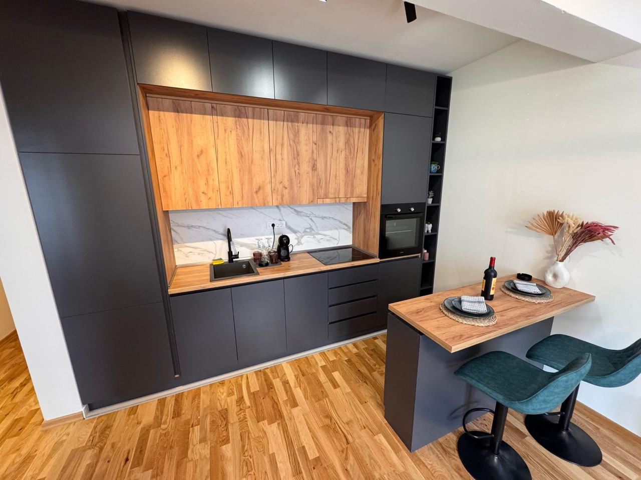 Luxury modern kitchen in Ulcinj, Montenegro: sleek black cabinets, marble backsplash, built-ins&mdash;exclusive at montenegro-listings.me by ekosphere doo.