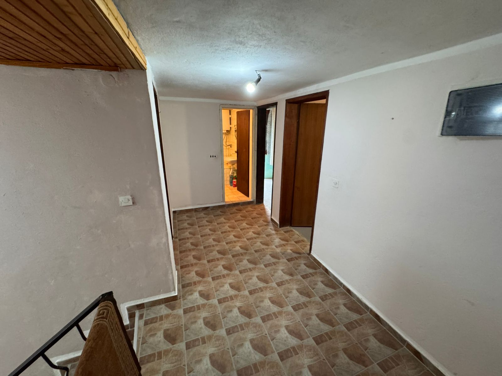 Bright hallway with tiled floors and crisp white walls in Ulcinj. Modern fixtures, bathroom access; exclusive at montenegro-listings.me by ekosphere doo.