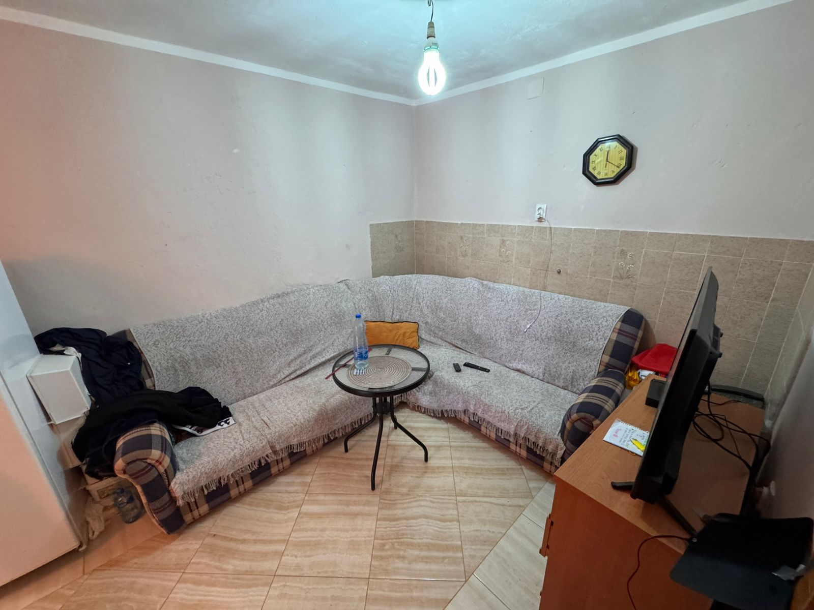 Modern, inviting Ulcinj living space: corner sofa, glass table, stylish d&eacute;cor&mdash;ideal Montenegro real estate. eksosphere doo project.