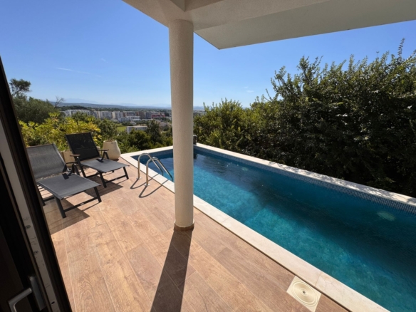 Luxuriöse Immobilie in Ulcinj: Pool, Terrasse, üppige Landschaft, Blick auf die Stadt und die Berge. Investieren Sie noch heute mit Ekosphere bei montenegro-listings.me. 
