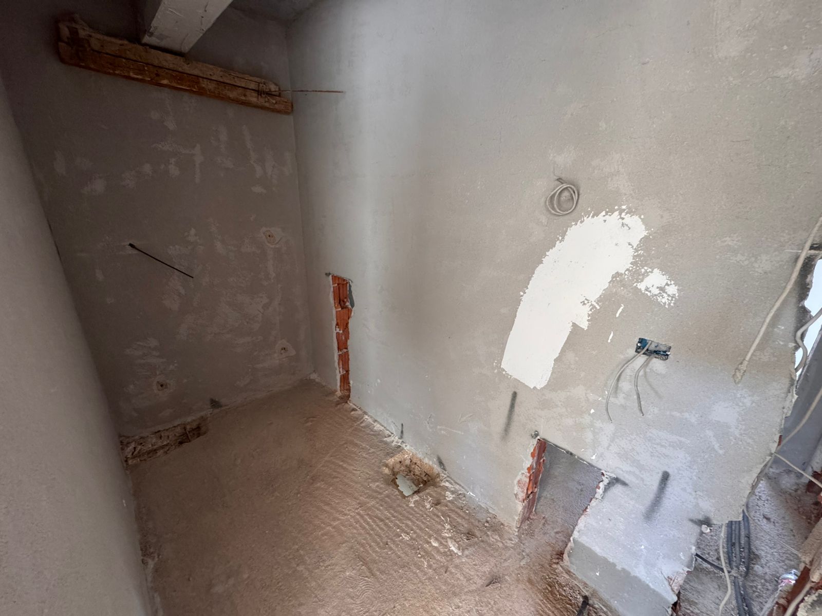 Investment opportunity in Ulcinj: unfinished property with concrete walls, visible wiring&mdash;prime for custom renovation via montenegro-listings.me.