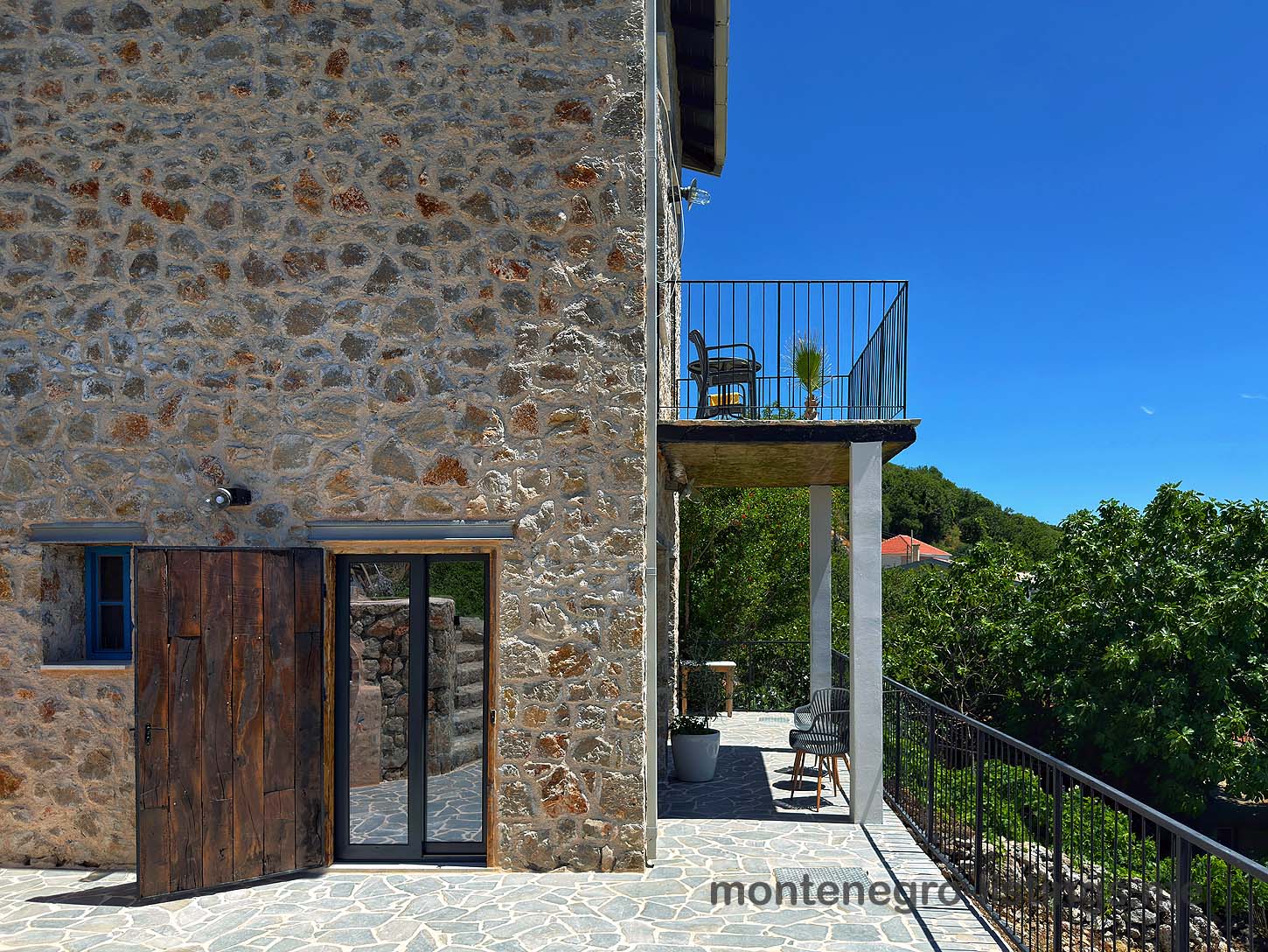 Charming stone home in Ulcinj with a scenic balcony, ideal for real estate investment. Listed on montenegro-listings.me by ekosphere doo.