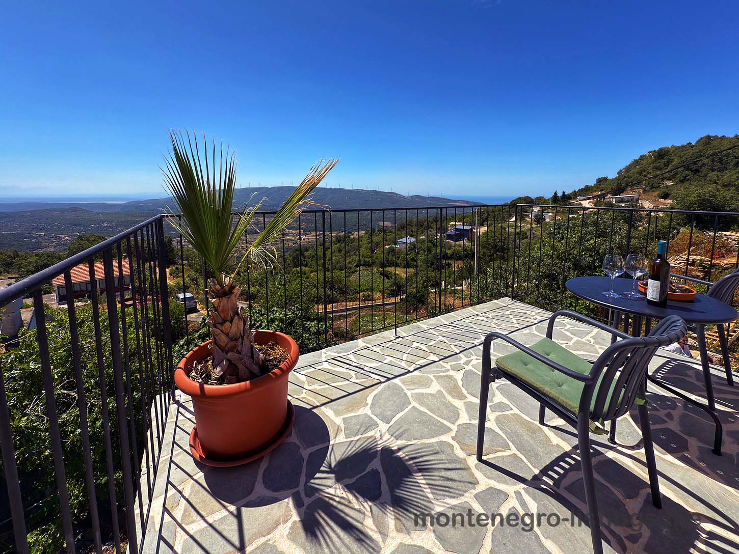 Angebote zum Verkauf &ndash; Charmante Ulcinj-Terrasse mit Palme, Essbereich f&uuml;r zwei Personen, atemberaubende Aussicht &ndash; exklusives Objekt von Ekosphere auf montenegro-listings.me.