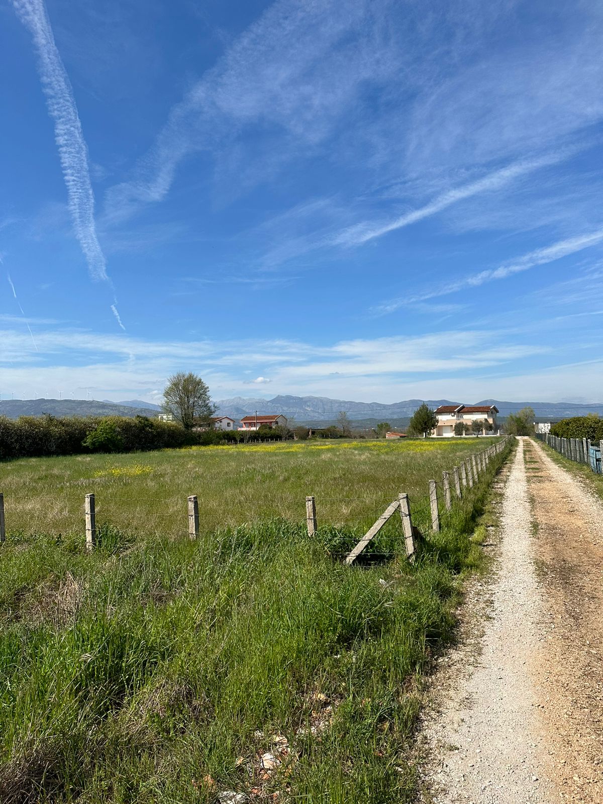 Entdecken Sie erstklassige Ulcinj-Immobilien: malerische Grundstücke mit üppigen Feldern, Holzzäunen und investitionsbereiten Häusern - Montenegro-Listings by ekosphere doo.