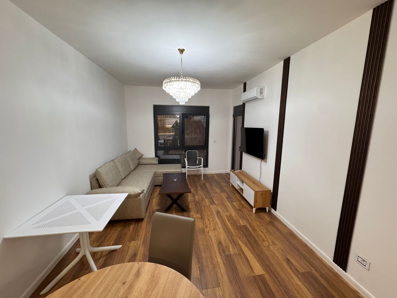 Elegante Wohnung in Ulcinj: modernes Wohnzimmer, Holzböden, Klimaanlage, Essbereich. Investieren Sie in Montenegro bei montenegro-listings.me von ekosphere doo.