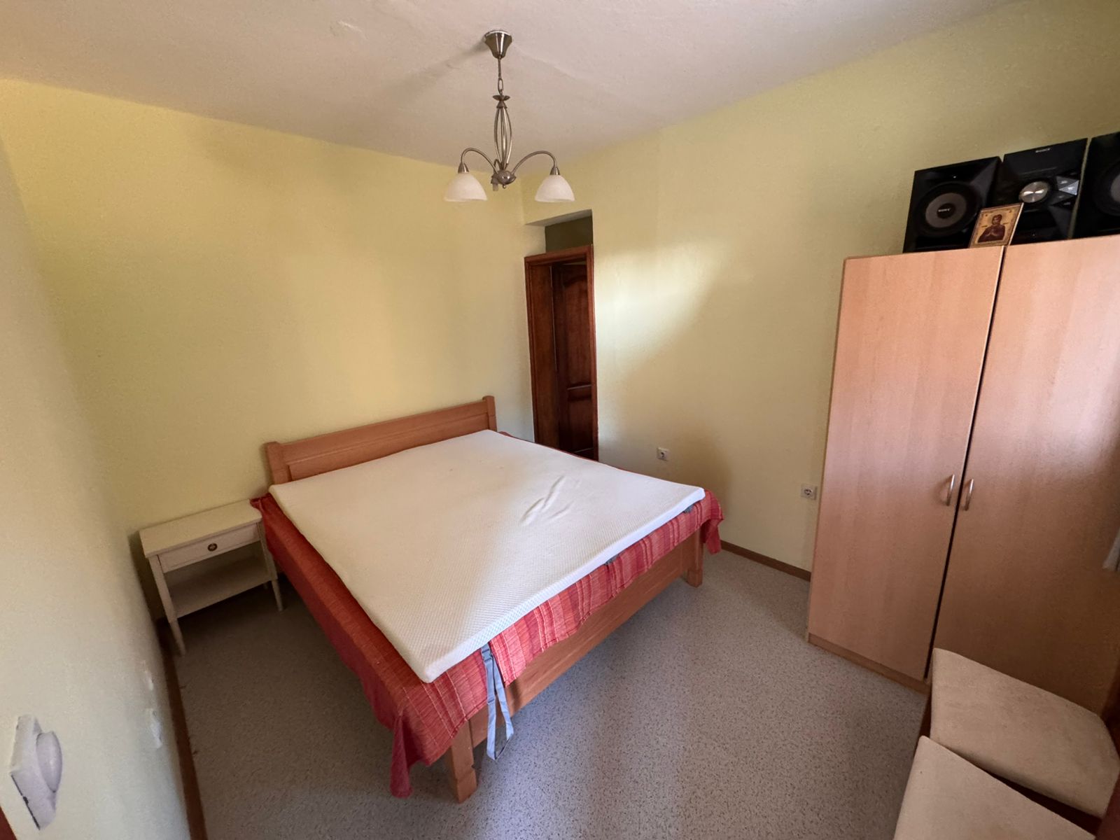 Cozy Ulcinj bedroom with double bed, modern storage, and light d&eacute;cor&mdash;ideal Montenegro property investment by ekosphere doo.