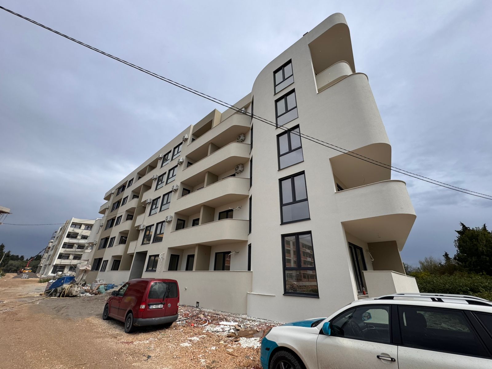 Zeitgenössisches Apartmenthaus in Ulcinj mit großzügigen Balkonen, ideal für Investitionen. Eingetragen bei montenegro-listings.me von ekosphere doo.