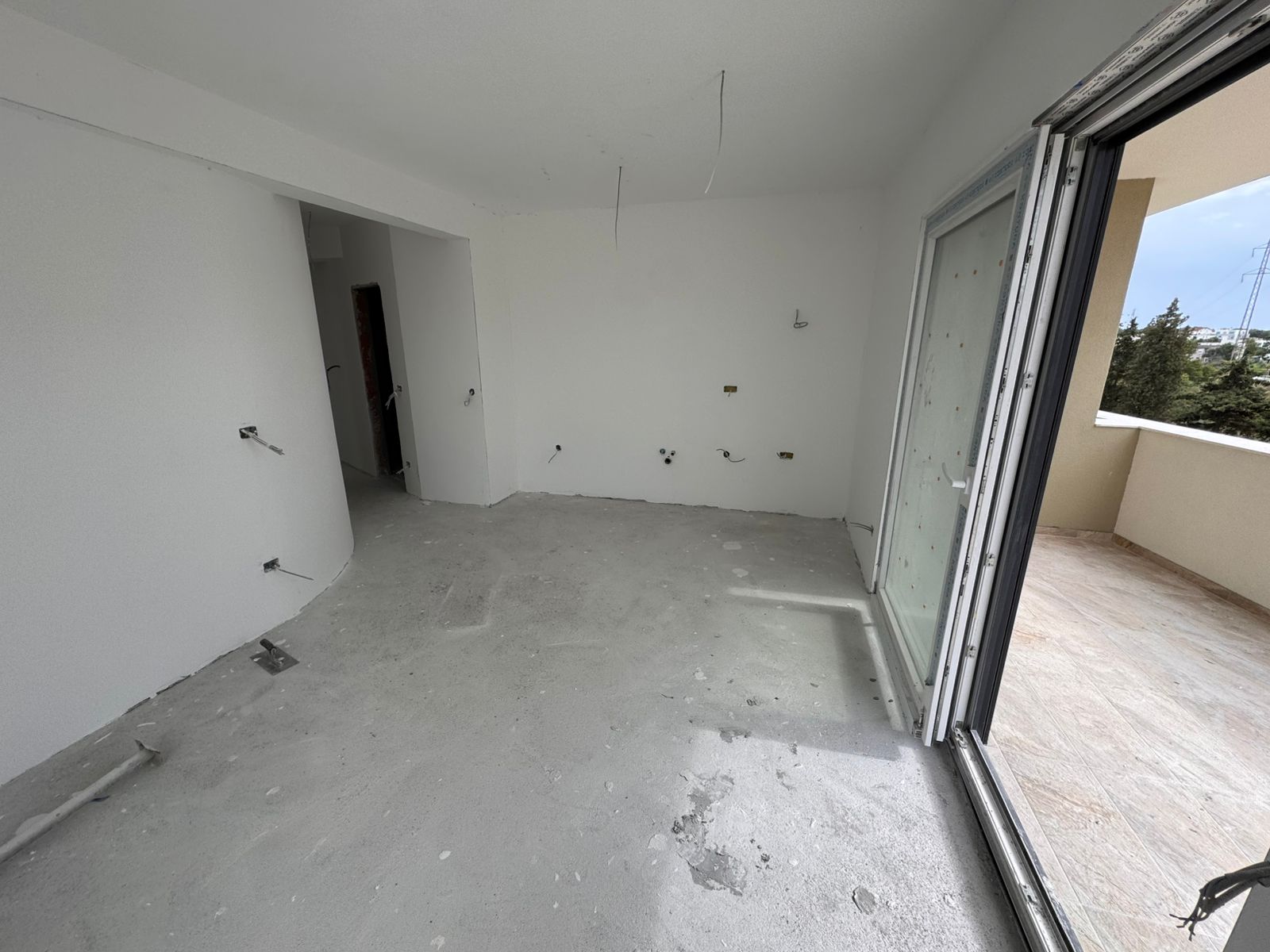 Prime investment opportunity in Ulcinj: unfinished room with balcony, stunning views, on montenegro-listings.me by ekosphere doo.