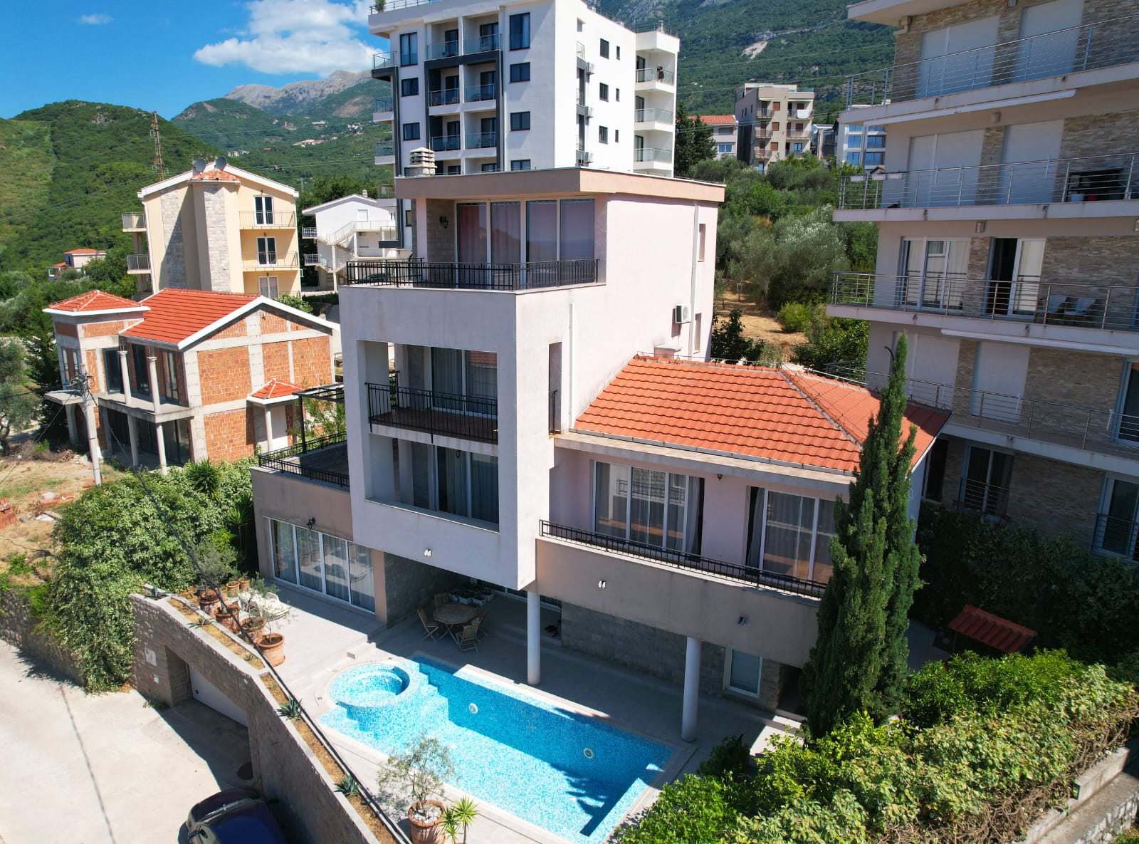 Entdecken Sie ein stilvolles mehrstöckiges Haus mit Pool, Balkonen und Bergblick in Ulcinj - eine erstklassige Investition in Montenegro über ekosphere doo.