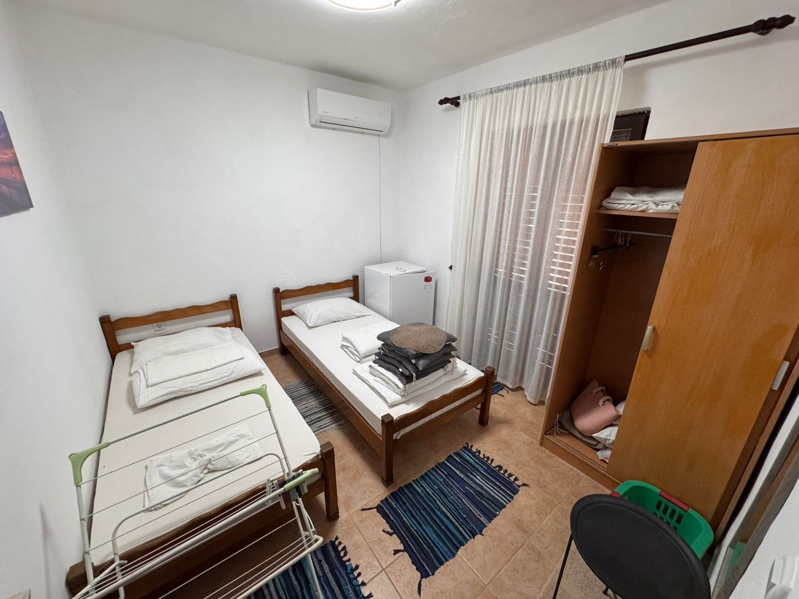 Bright Ulcinj bedroom with twin beds, wardrobe, AC, fridge, ideal investment. Listed on montenegro-listings.me by ekosphere doo.