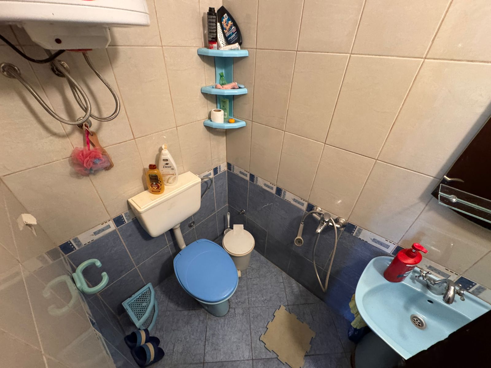 Modern bathroom in Ulcinj with sleek toilet and sink, ideal for investors. Discover premium homes on montenegro-listings.me by ekosphere doo.