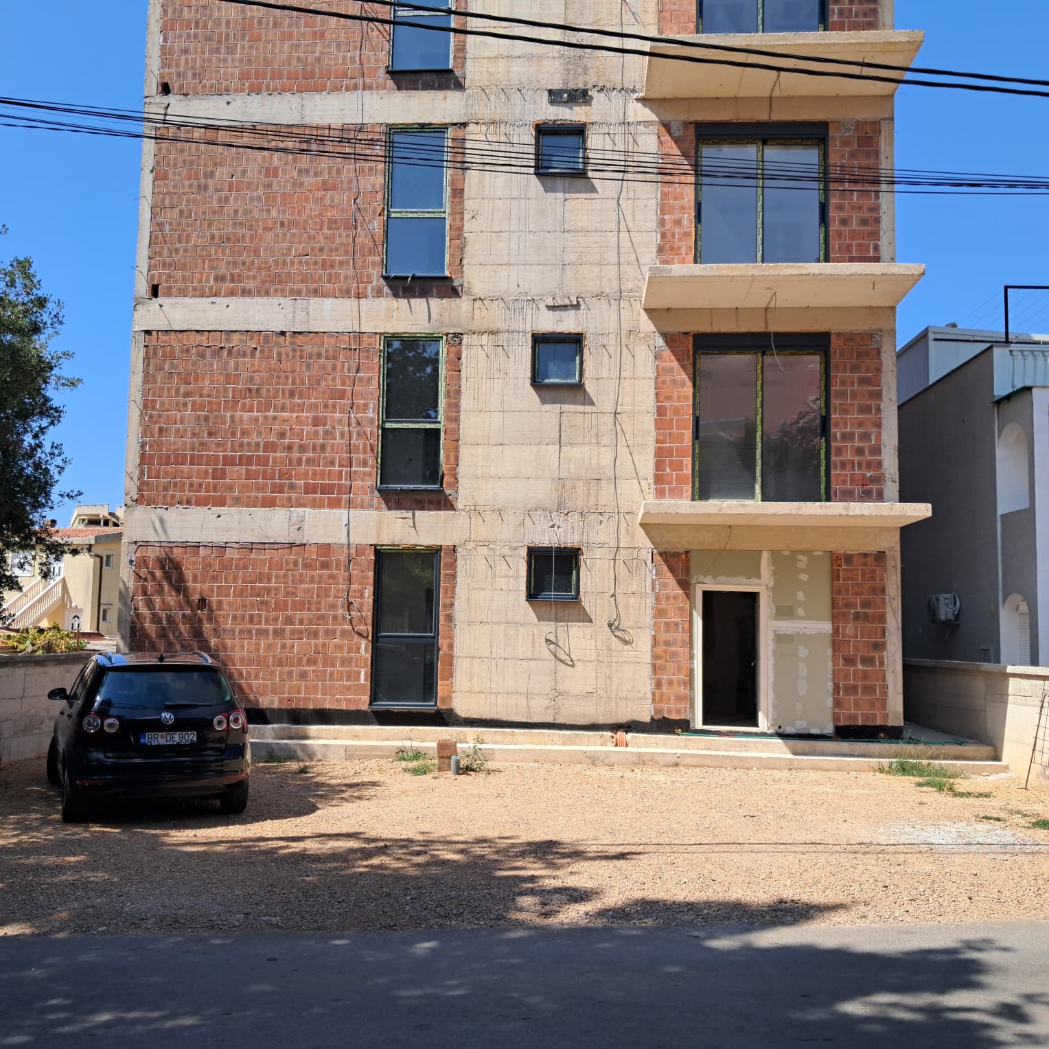 Prime investment opportunity in Ulcinj: unfinished 4-story brick apartment building with parking, listed on montenegro-listings.me.