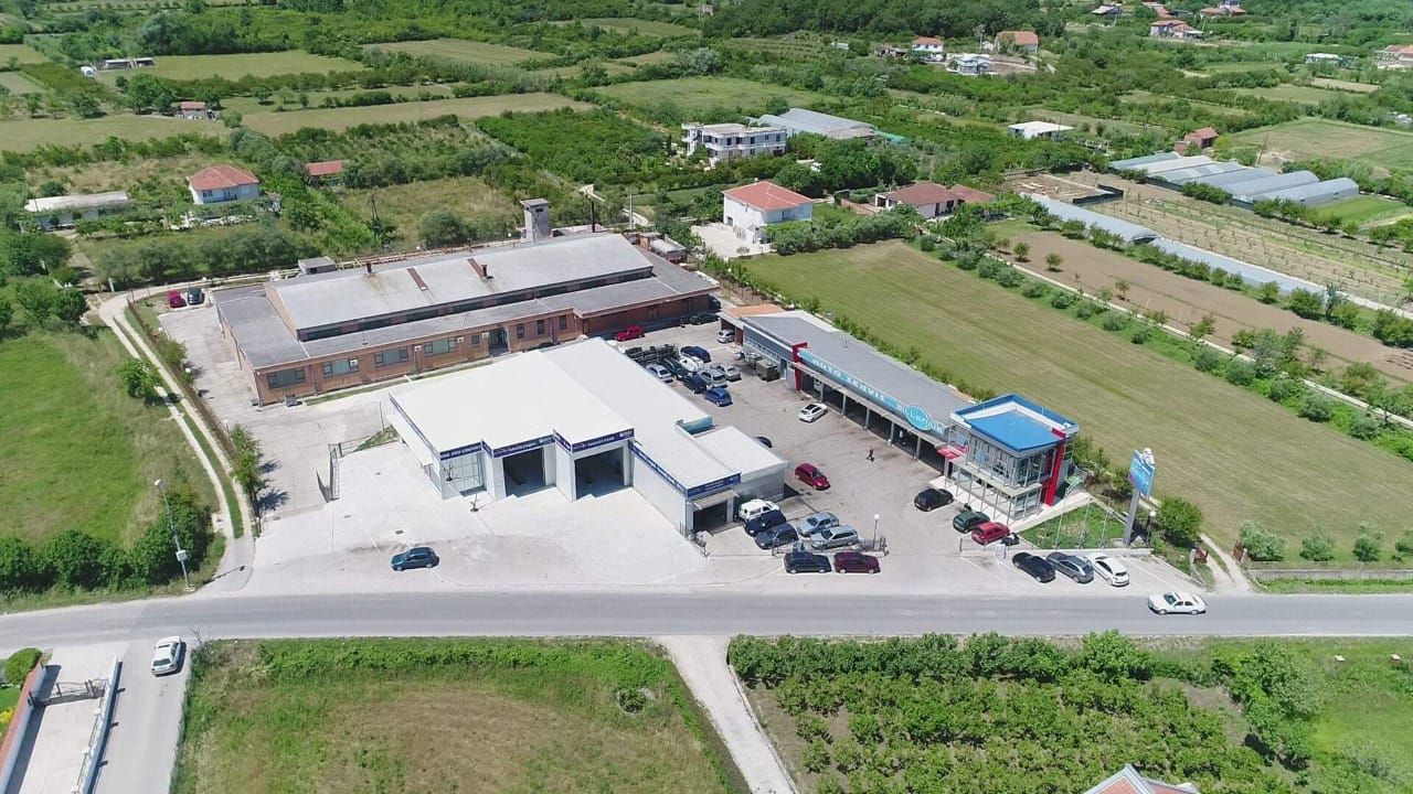 Prime investment opportunity in Ulcinj: commercial buildings, ample parking, access roads, green surroundings. montenegro-listings.me.